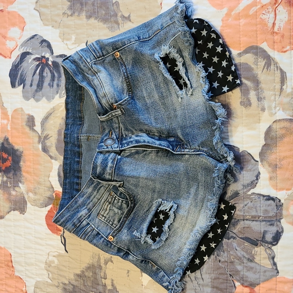 Cutoff shorts with star pockets